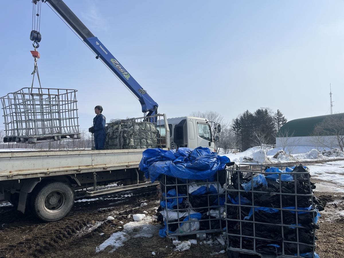 集荷クレーンによる回収作業